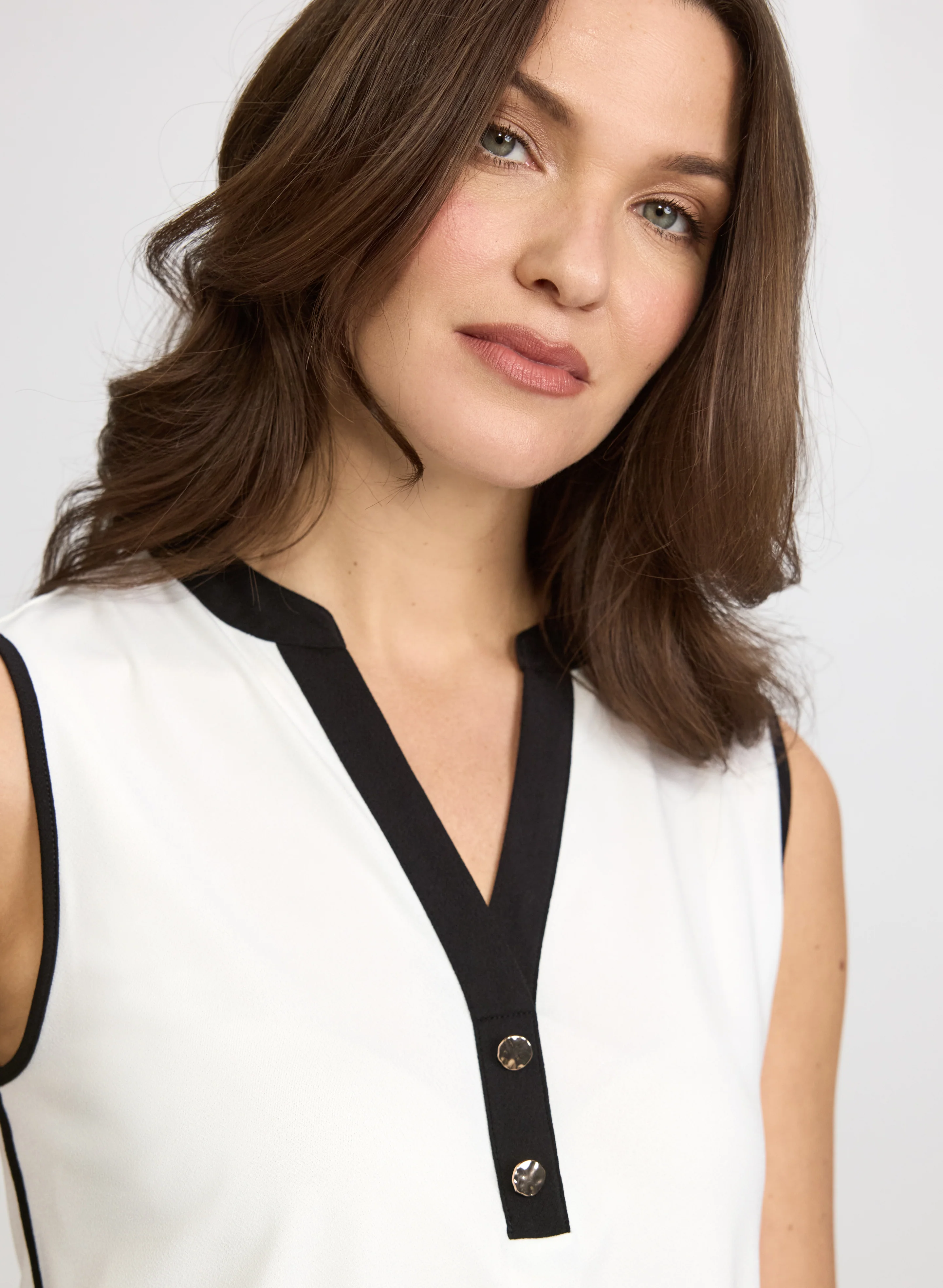 Sleeveless Contrast Trim Top - Image 5